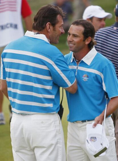 Nick Faldo (izquierda) saluda a Sergio García tras los <i>fourballs</i> del sábado.