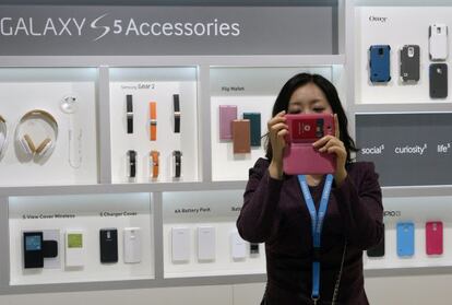 Una dona a l'estand de Samsung al Mobile World Congress del 2014.