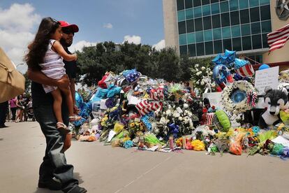 Ciudadanos de Dallas, en el santuario improvisado en la sede de la policía.