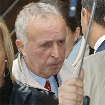 El doctor Frédéric Chaussoy, en el centro, tras el funeral de Vincent Humbert.