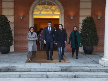 El presidente del Gobierno, Pedro Sánchez, con Carmen Calvo, Pablo Iglesias y Teresa Ribera. 