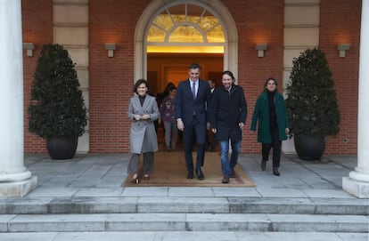 El presidente del Gobierno, Pedro Sánchez, con Carmen Calvo, Pablo Iglesias y Teresa Ribera. 