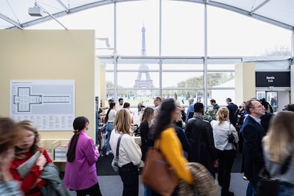 La jornada inaugural de Paris+, la semana pasada en la capital francesa, con la Torre Eiffel al fondo.