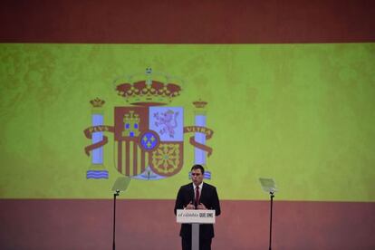 Pedro Sánchez, con la bandera de fondo este domingo.