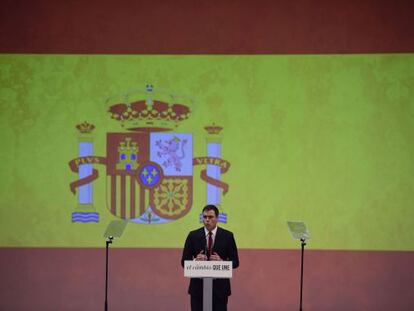 Pedro Sánchez, con la bandera de fondo este domingo.