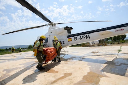 La unidad saca el 'bambi' con el que el helicóptero descarga agua para aplacar las llamas.