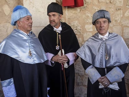 El escritor Mario Vargas Llosa (izquierda) e Iñaki Gabilondo en el acto en Burgos. Entre ambos, el rector de la universidad, Manuel Pérez Mateos.
