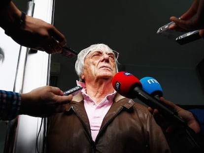 Bernie Ecclestone atiende a los medios de comunicaci&oacute;n en Shangh&aacute;i