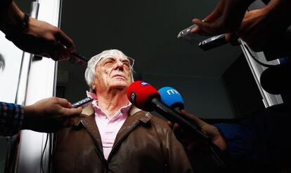 Bernie Ecclestone atiende a los medios de comunicaci&oacute;n en Shangh&aacute;i