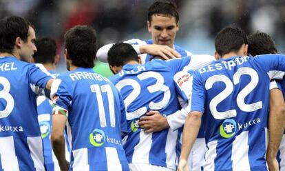 Los jugadores de la Real Sociedad celebran el primer gol del francés Antoine Griezmann durante el partido ante el Racing.