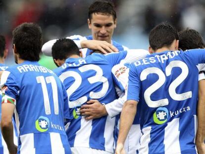 Los jugadores de la Real Sociedad celebran el primer gol del francés Antoine Griezmann durante el partido ante el Racing.