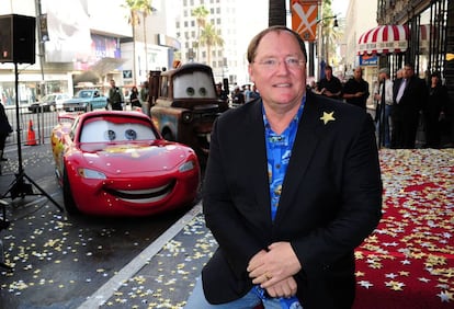 John Lasseter, en noviembre de 2011, con los personajes de 'Cars', cuando recibió su estrella del Paseo de la Fama de Hollywood.