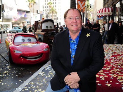 John Lasseter, en noviembre de 2011, con los personajes de 'Cars', cuando recibió su estrella del Paseo de la Fama de Hollywood.