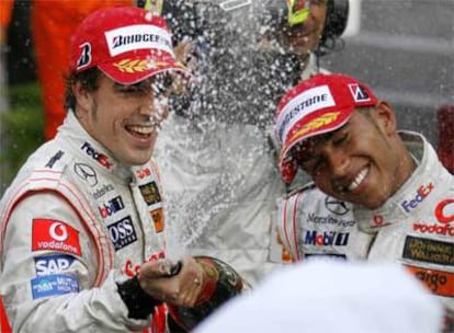 Alonso y Hamilton celebran el triunfo