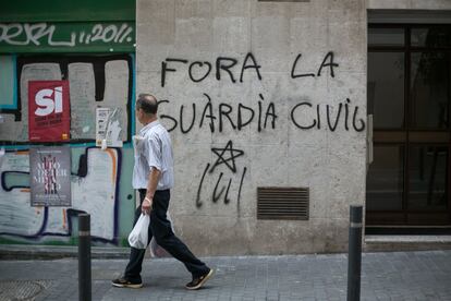 Pintada contra la Guardia Civil en el barrio de la Bordeta. La Guardia Civil ha llevado una operación que culminó con la detención de los máximos responsables operativos de la consulta. Las detenciones provocaron una oleada de protestas en las calles de Barcelona.