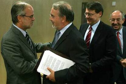 El consejero de Economía de la Generalitat de Cataluña, Antoni Castells (a la izquierda), con el vicepresidente económico, Pedro Solbes, el pasado septiembre. A la derecha, Jordi Sevilla y Miguel Ángel Fernández Ordóñez.