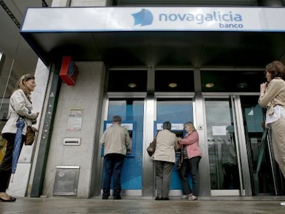 Varias personas en una sucursal de Novagalicia Banco