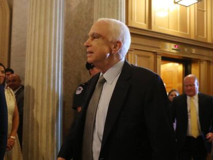 O senador John McCain, recém-operado de um câncer no cérebro, chega à votação.