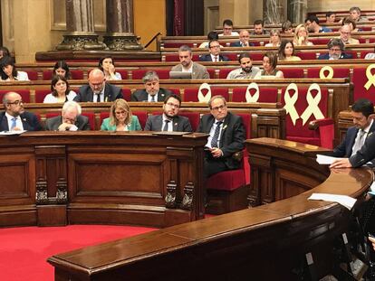 En primera fila, el presidente catalán Quim Torra (centro) y cuatro consejeros en el pleno del Parlament.
 
