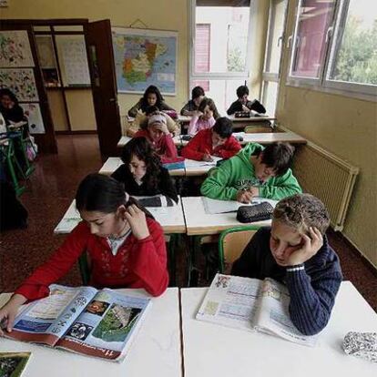 Alumnos del colegio de Primaria Ramiro de Maeztu de Oyón, que por su proximidad a Logroño acoge a muchos niños de familias riojanas que no estudian euskera.