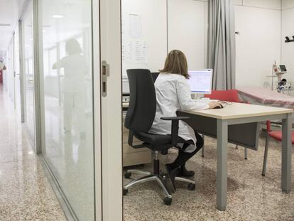 Una doctora en una consulta de las urgencias del hospital de Bellvitge de Barcelona