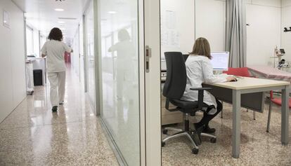 Una doctora en una consulta de les urgències de l'Hospital de Bellvitge de Barcelona.