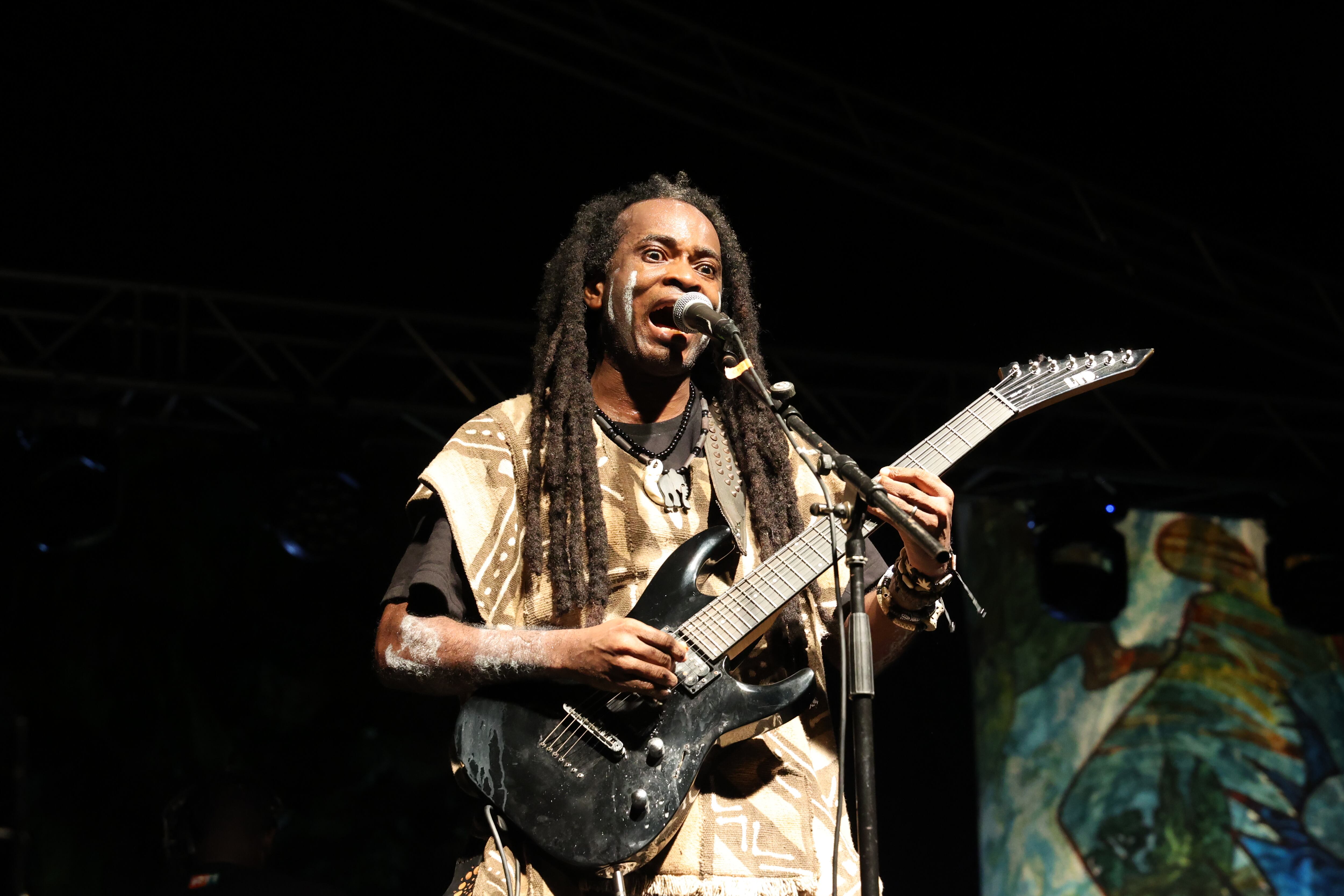 El líder de Arka'n Asrafokor, Kodzo 'Rock' Ahavi, durante un concierto en Abiyán (Costa de Marfil) en abril.