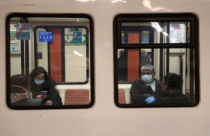 Usuarios protegidos con mascarillas en el interior de un vagón del metro de Madrid durante la vuelta al trabajo, este lunes.