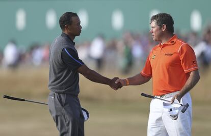 Tiger Woods y Lee Westwood, al final de la jornada.