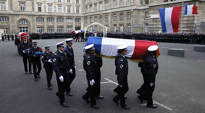 Chegada dos caixões dos três policiais franceses assassinados em Paris ao pátio da sede da polícia francesa.