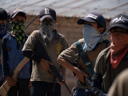 Niños armados en el Estado de Guerrero, en México.