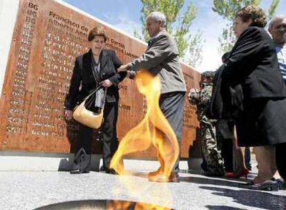 Familiares de los militares fallecidos en el accidente del Yak 42, durante la inauguración del primer monumento castrense en honor a las 62 víctimas.