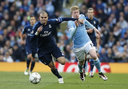 Pepe lucha por el balón frente a Kevin De Bruyne durante el partido de semifinales celebrado en el estadio Etihad Stadium.