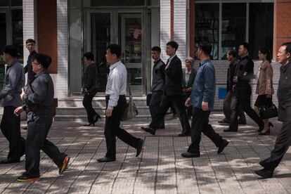 Peatones caminan por una calle de Pyongyang.