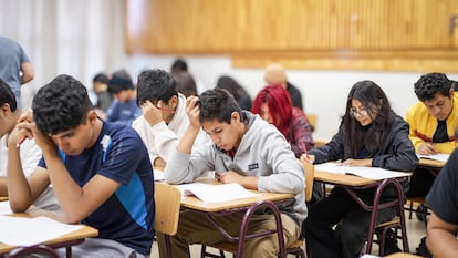 Estudiantes realizan la prueba SIMCE, el 14 de noviembre de 2024.