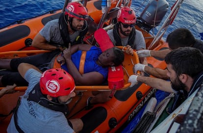 Miembros de Proactiva, junto al jugador de baloncesto Marc Gasol, rescatan a una migrante encontrada con vida en el Mediterráneo aferrada a una balsa en la que también se encontraron el cuerpo de una mujer y un bebé ahogados. 