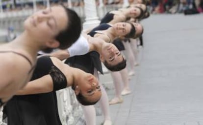 Un momento del ejercicio de ballet en San Sebastián.