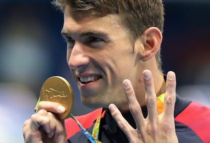 El estadounidense Michael Phelps celebra la medalla de oro conseguida en los 200 metros combinado. 