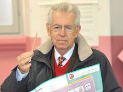 El primer ministro, Mario Monti, se prepara para votar en las elecciones generales en un colegio electoral de Milan.