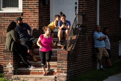 Varios vecinos observan las acciones de la policía mientras inspeccionan el edificio en el que vive Hadi Matar, el presunto atacante de Salman Rushdie, en Fairview, Estado de Nueva Jersey (EE UU).