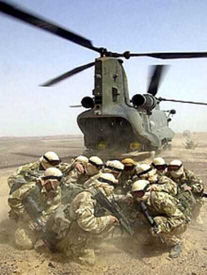 Maniobras de <b></b><i>marines</i> británicos en Omán durante la crisis afgana.