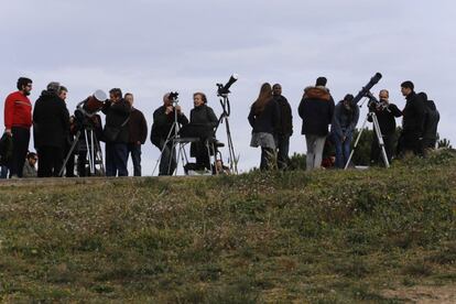 Un grup de persones ha vist l'eclipsi durant la trobada convocada per l'Agrupació d'Astronomia de Sabadell.