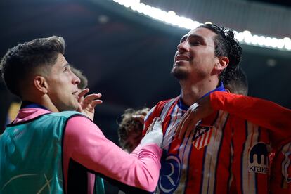 El defensa uruguayo del Atlético de Madrid, José María Giménez, celebra el segundo gol del equipo rojiblanco durante el encuentro correspondiente a la primera jornada de la Liga de Campeones este jueves.