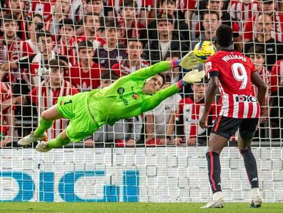 Ter Stegen detiene un balón directo a portería en el partido entre el Athletic y el Barcelona, en San Mamés este domingo.