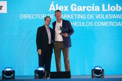 El director de ICON, Dani García, entrega el premio Diseño ICON del año a Alex García Llobet, director de Marketing de Volkswagen Vehículos Comerciales

