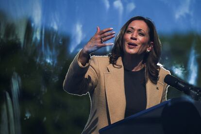 La candidata presidencial demócrata y vicepresidenta de Estados Unidos, Kamala Harris, interviene protegida por una mampara en un mitin en North Hampton (New Hampshire).