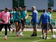 Manuel Pellegrini bromea con Amrabat y Bartra en el entrenamiento del Betis previo al choque ante el Panathinaikos.