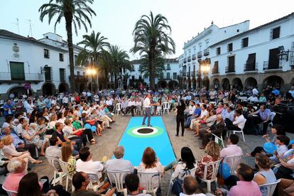 El mitin de Zafra. La escenografía también define el estilo de Monago.