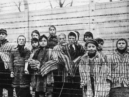 Niños presos en Auschwitz, en una foto tomada en invierno de 1945 por el fotógrafo soviético Alexander Vorontsov.