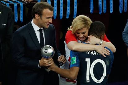 El jugador francés Mbappe es felicitado por la presidenta de Croacia, Kolinda Grabar-Kitarovic junto al presidente francés, Emmanuel Macron, por ser el Mejor Jugador Joven del Mundial de Rusia 2018.